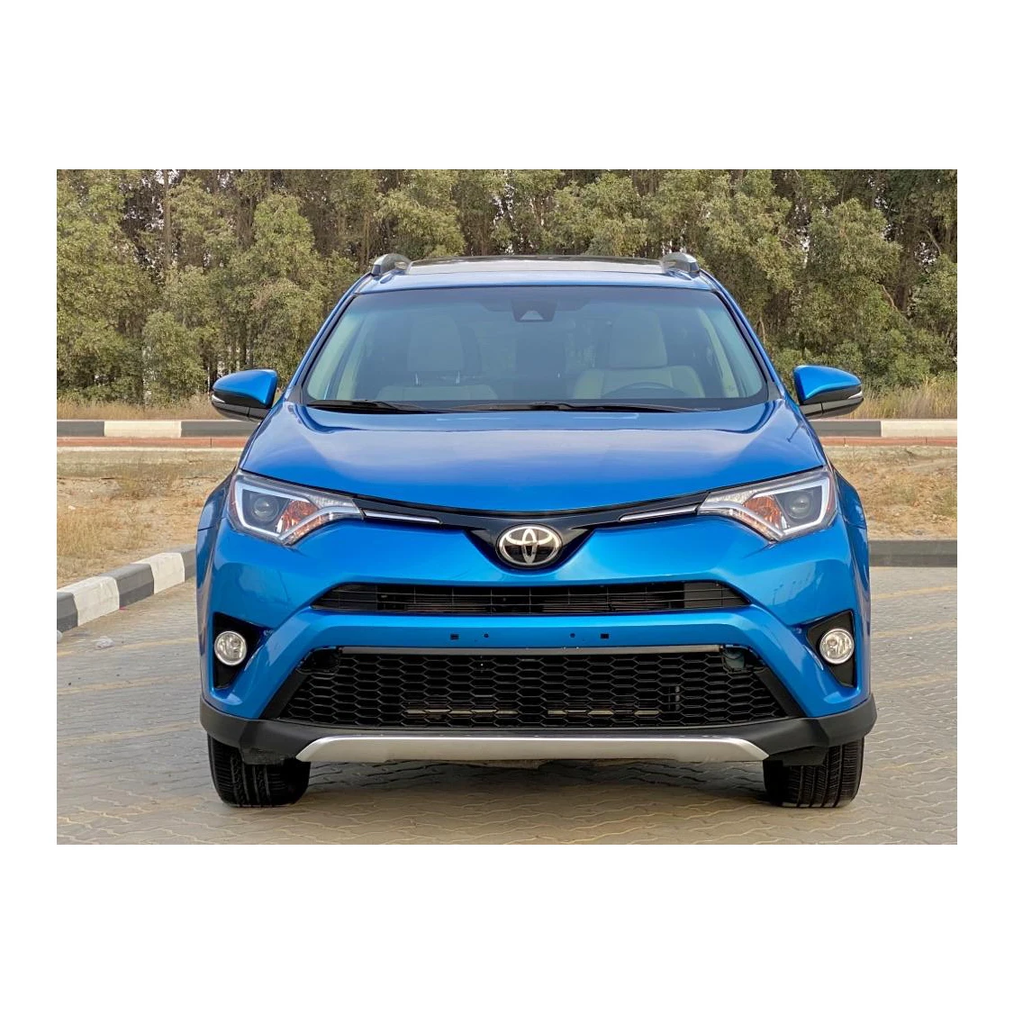 Ухоженный Toyotai RAV 4 с чистым титулом и без истории несчастных случаев