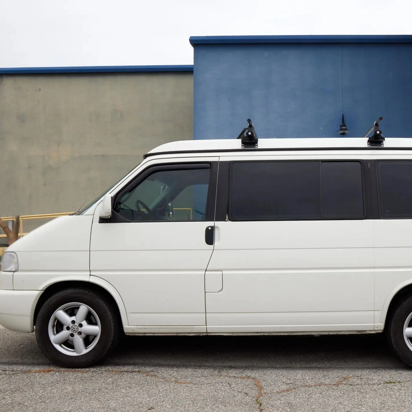 20-03 по выгодной цене использованный Volk-swa-gen Euro-Van M-V недельный ручной редуктор гидравлическая система рулевого управления тканевые сиденья сзади слева