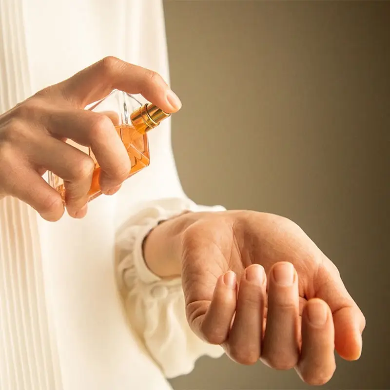 OEM Eau De Toilette (EDT) of Premium Grade Unisex Perfume with Alluring Fruity and Floral Aromas for Freshness All Day