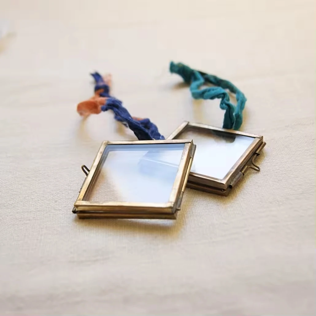 Vintage Style Glass brass Kiko frame Hanging glass Picture Frame Gold Finished Pressed Flower & Leaf Decor For Home