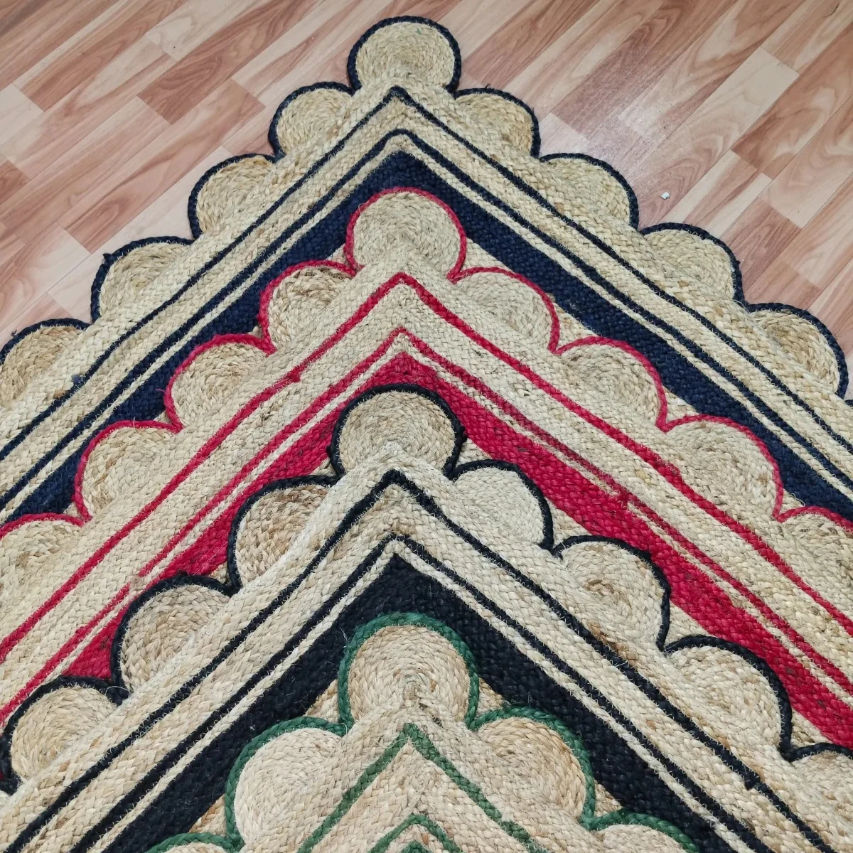 Red Color Scollped Jaipuri Rugs Jute And Hemp Braided Rectangle Natural Style Solid Hand Woven Area Rug Handmade Floor Carpet