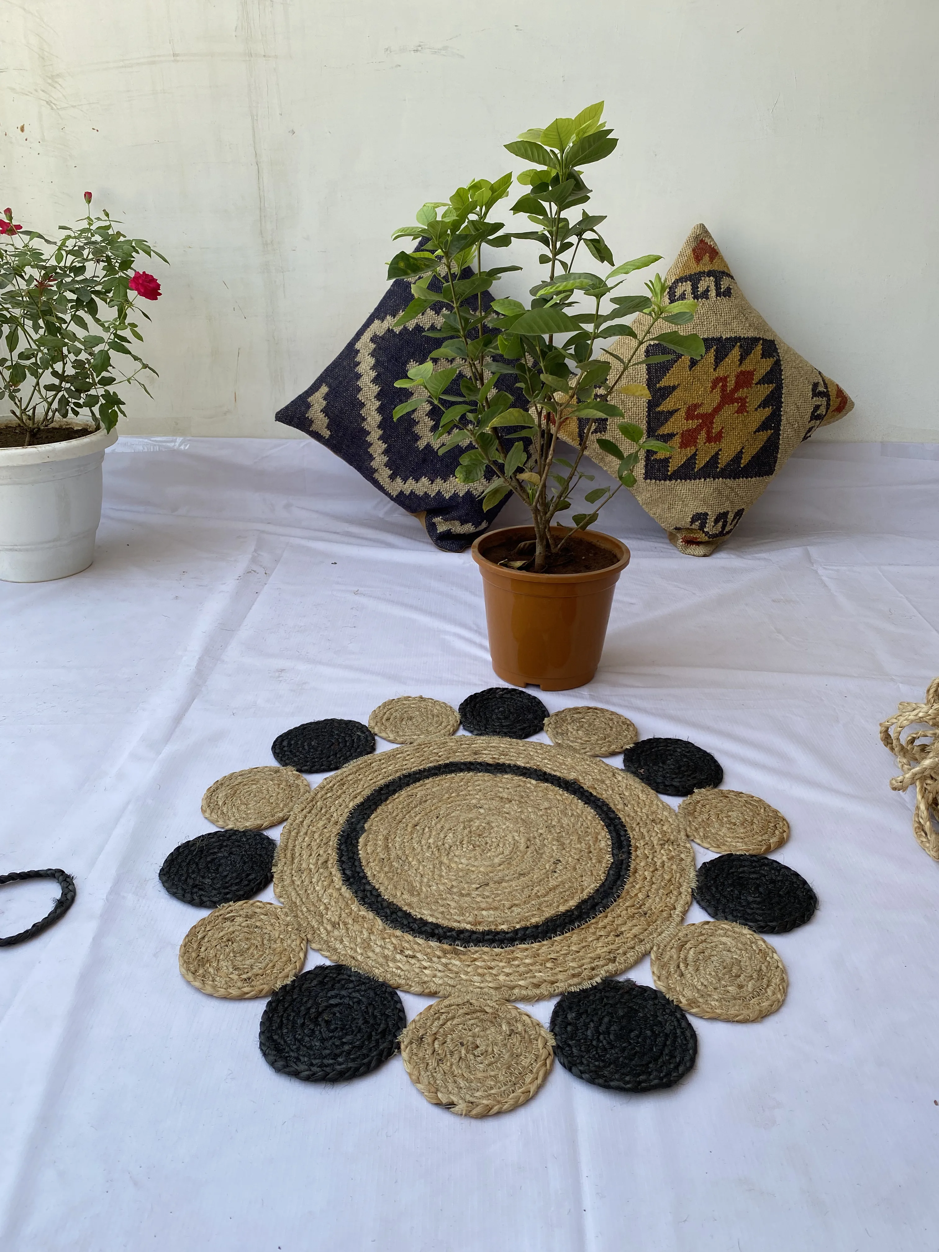Beautifully Designed Flower Shape Embroidered Handcrafted Jute Braided Round Carpet Rugs for Home Living Room Hotel Hospital