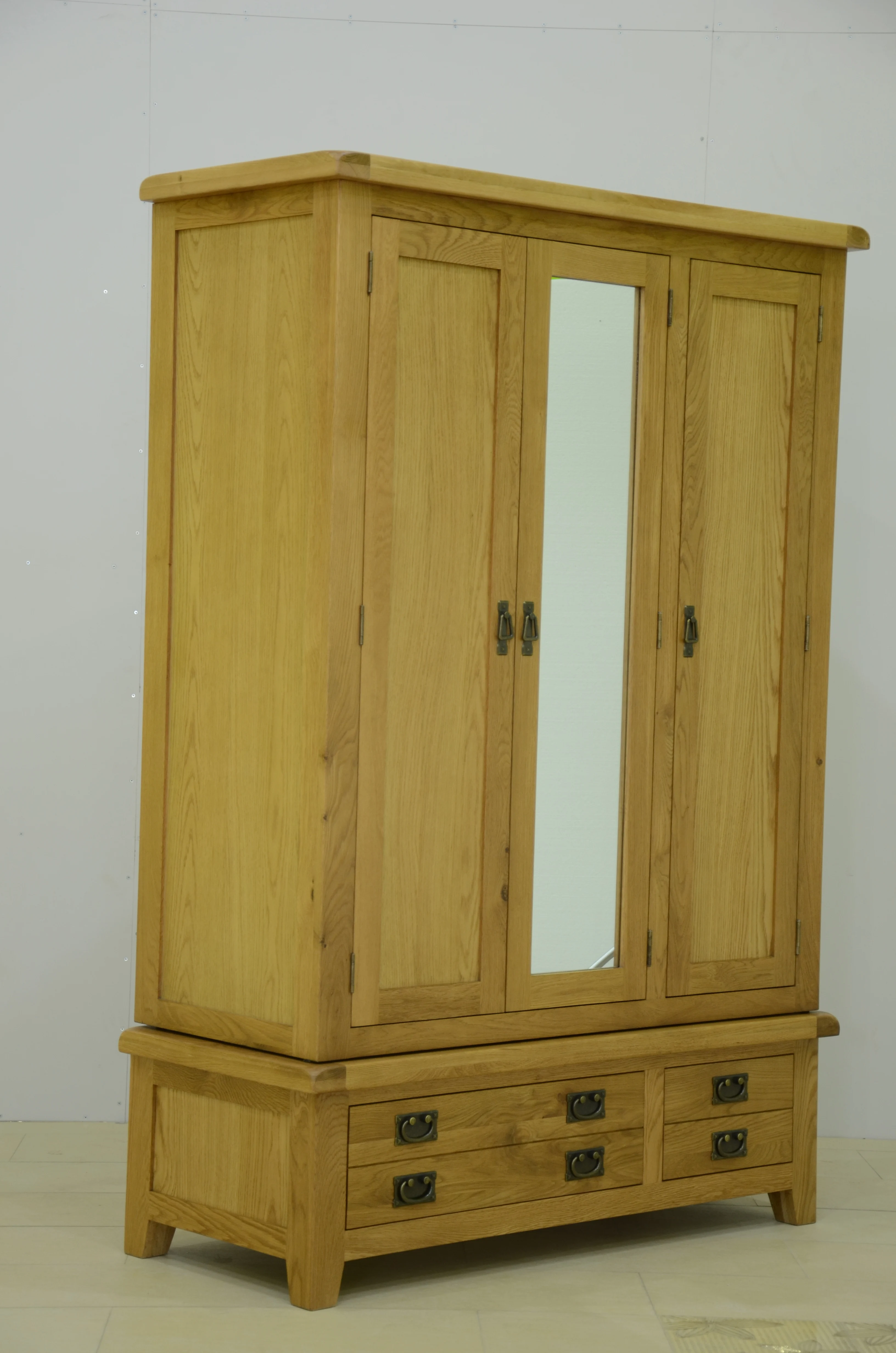 TRIPPLE WARDROBE WITH DRAWERS