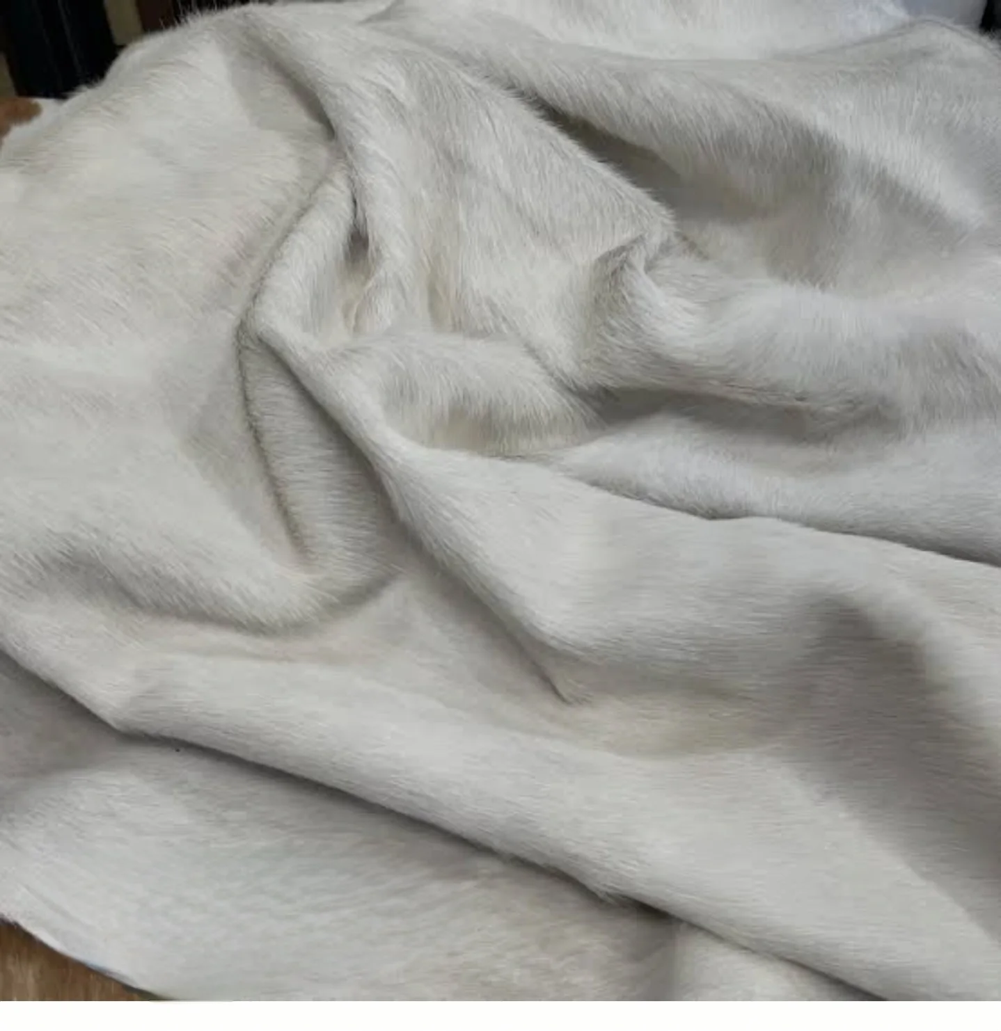 2024 Trending Premium Quality Cow Hide Leather Sofas Durable Split Genuine Cow Skin Material Soft Pure White Handbags Furniture