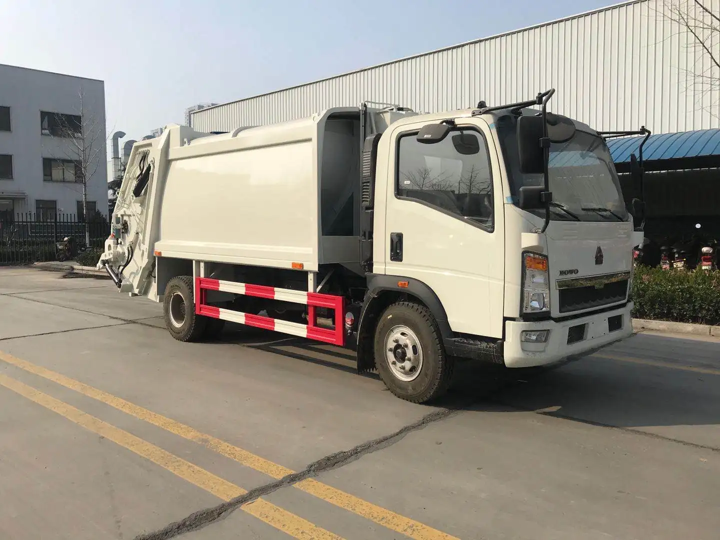 Low Price Chinese Sinotruk  New Howo  6CBM 4X2  Light Truck Garbage Truck for sale