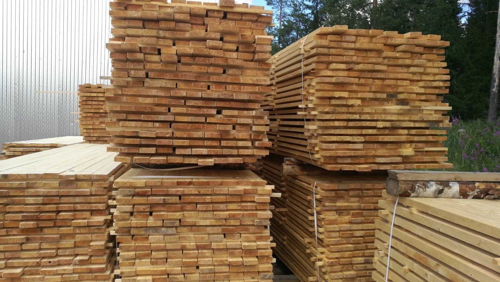 Wholesale Spruce Edged Wooden Board Timber Lumber Solid Board Industrial Wood For Construction Wooden Planks