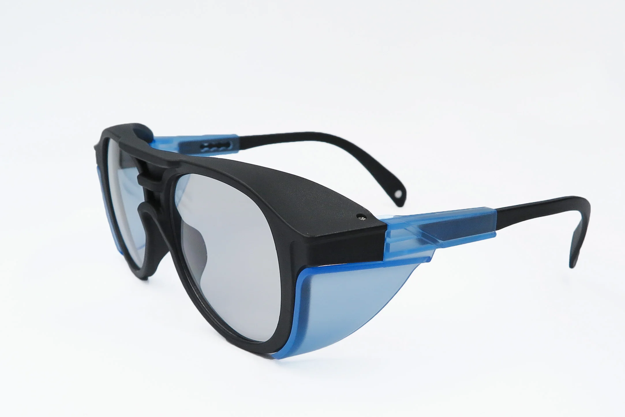 ANSI Z87.1 safety glasses with removable side shields and co-injected temples integrated nose pads for industrial