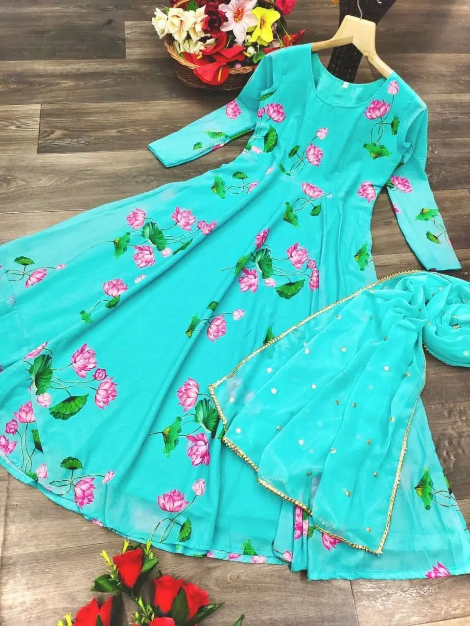 Платье макси с принтом лотоса из жоржета и вышивкой Dupatta