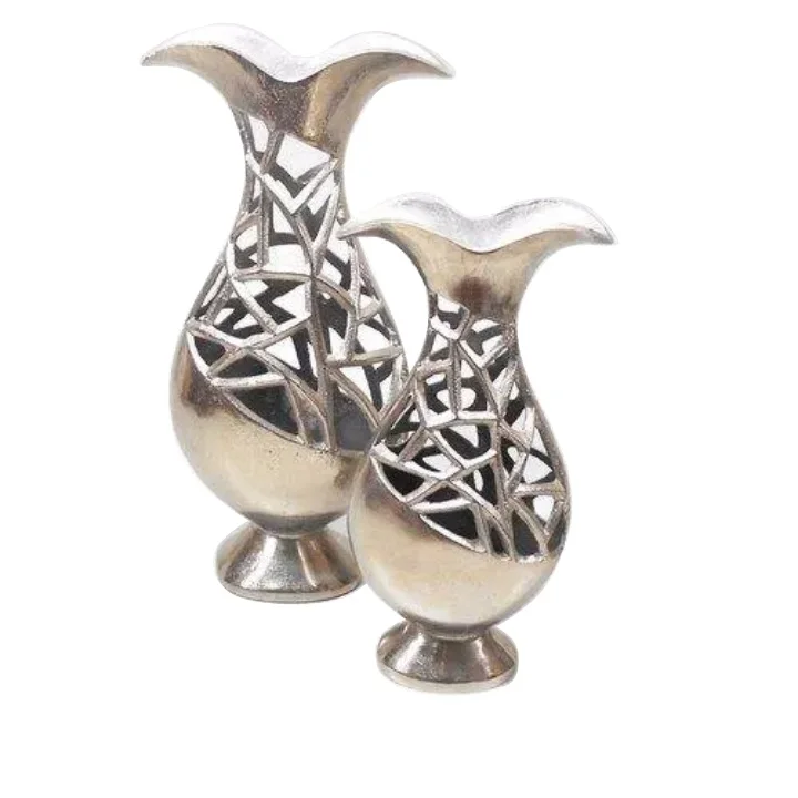 Декоративные металлические вазы