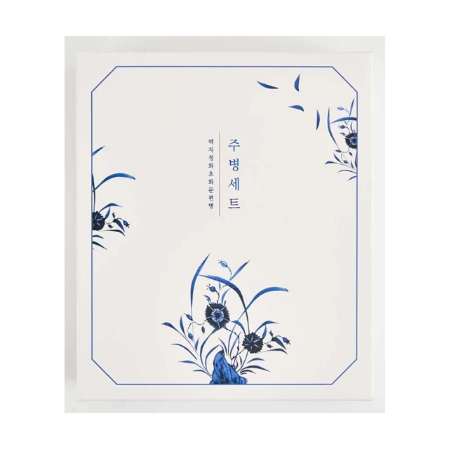 [White porcelain flat bottle with floral design in cobalt blue] Joseon Dynasty white porcelain flat bottle