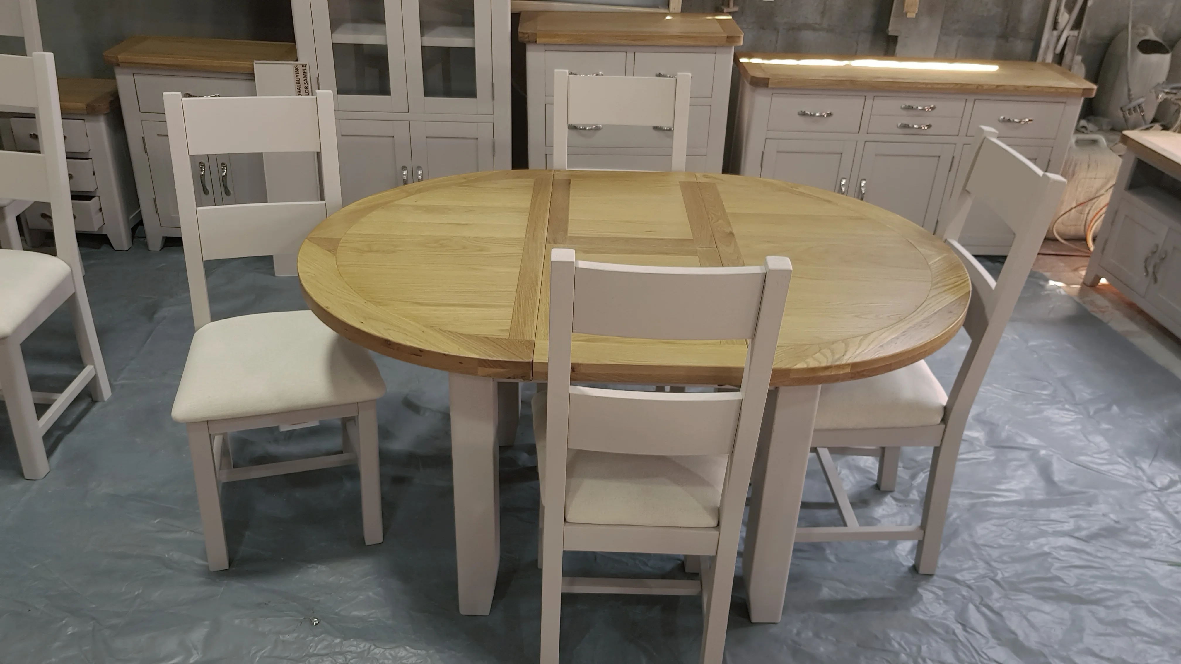 BUTTERFLY EXTENDING ROUND DINING TABLE