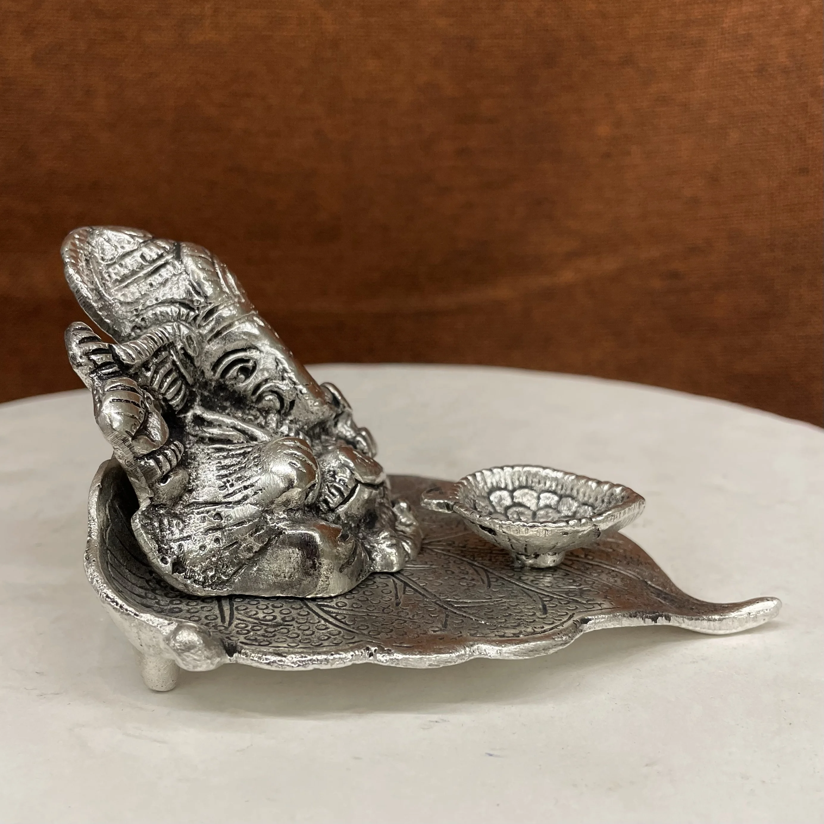 Новое поступление ручная работа Посеребренная металлическая форма листа Ganesha Diya 4 дюйма для подарка и украшения дома