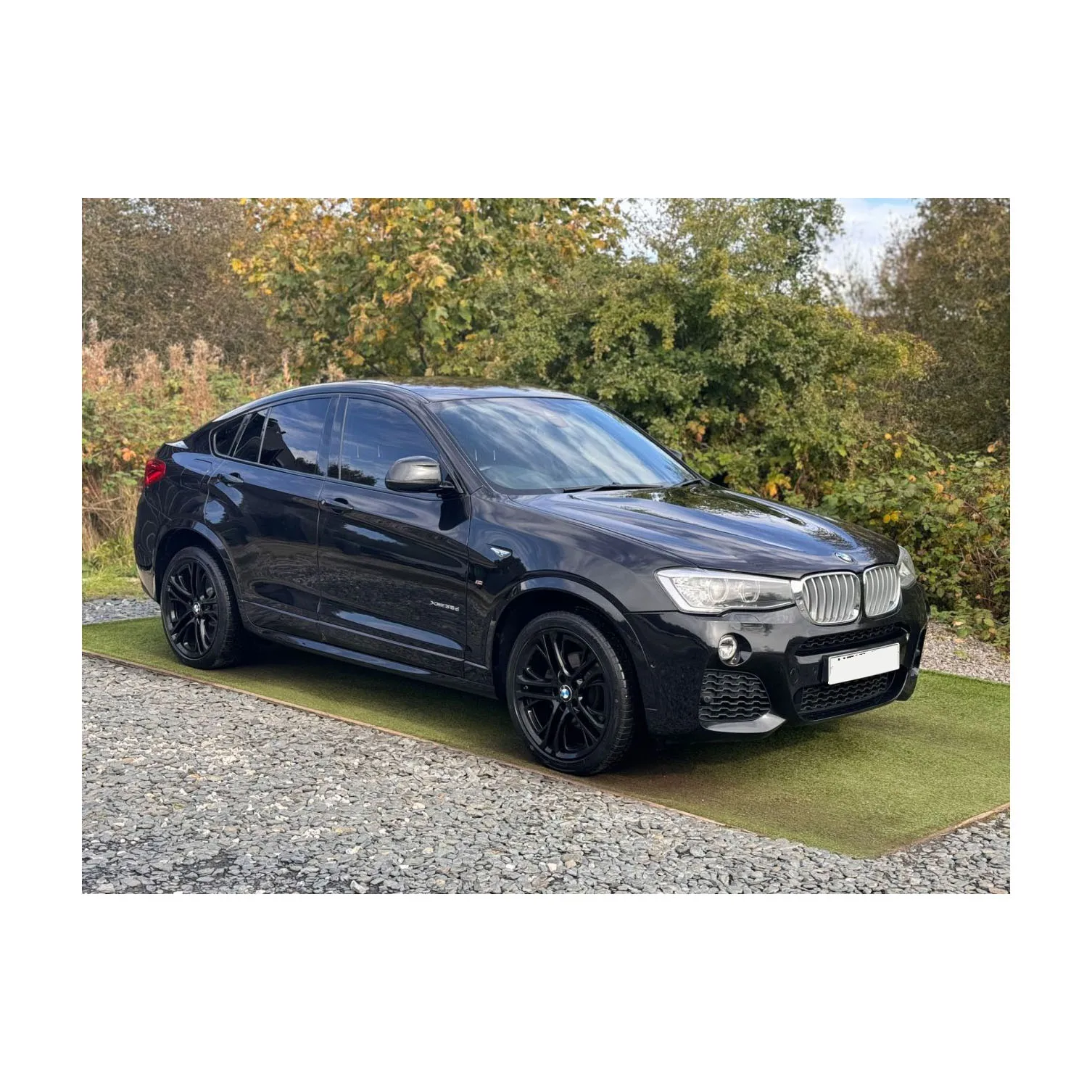 Яркий внешний дизайн спортивной упаковки BMW X4 xDrive35d M с яркими линиями и агрессивными