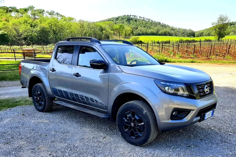 Отлично использованный Nissan NAVARA 4WD пикап двойная кабина 100% идеально работает без происшествий 1 год гарантии