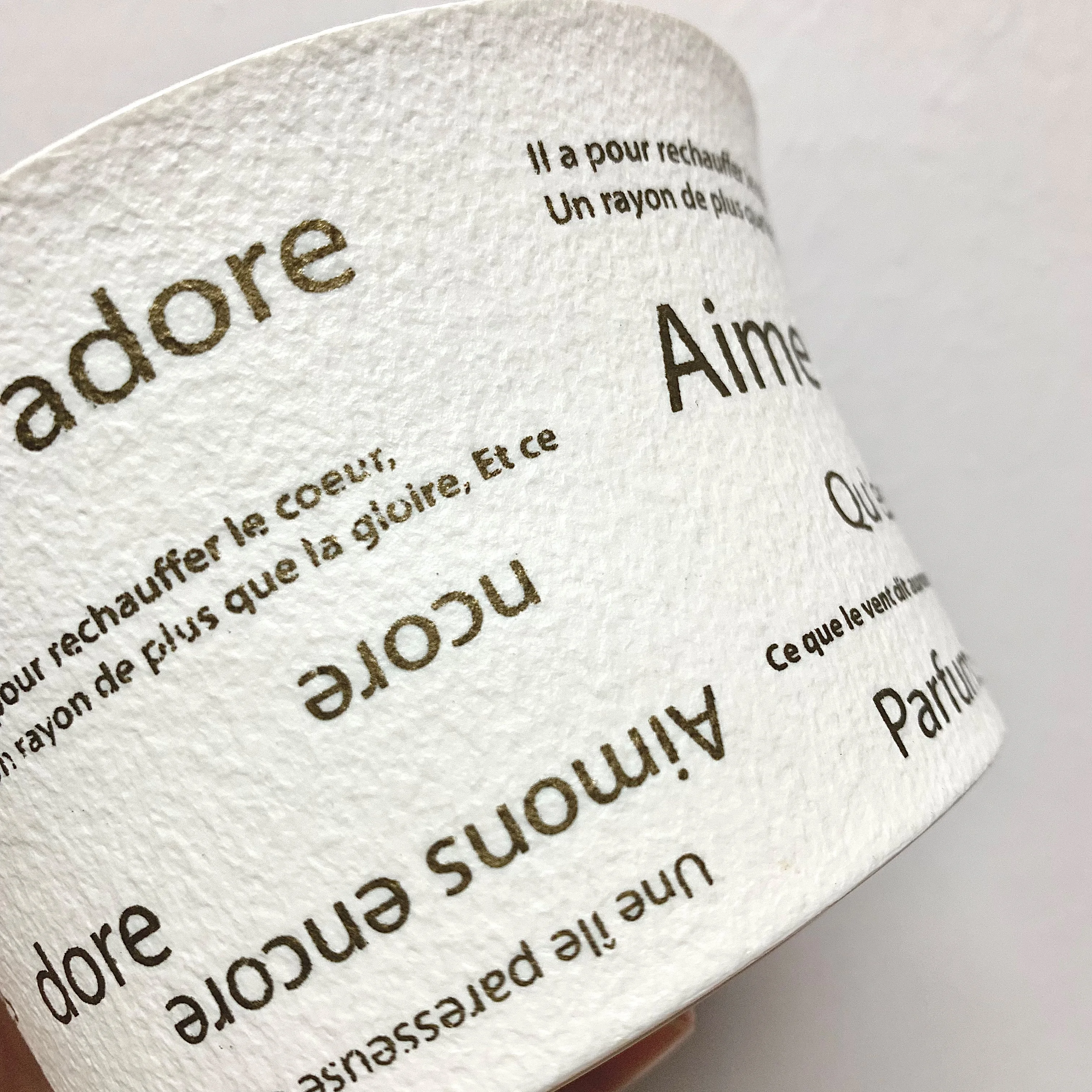 Hot Selling High Demand Unique Round Shape Plastic Flower Pot With Wording Design for Any Occassion Decoration