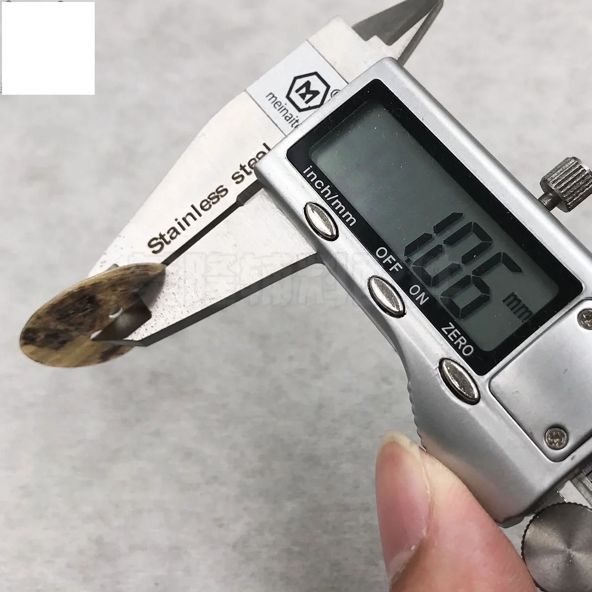 shell button texture bright color surface two hole thickness shell buckle for shirt