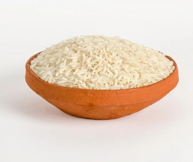 Белая Селла длиннозерная суганта басмати, доступная в Индии по низкой цене