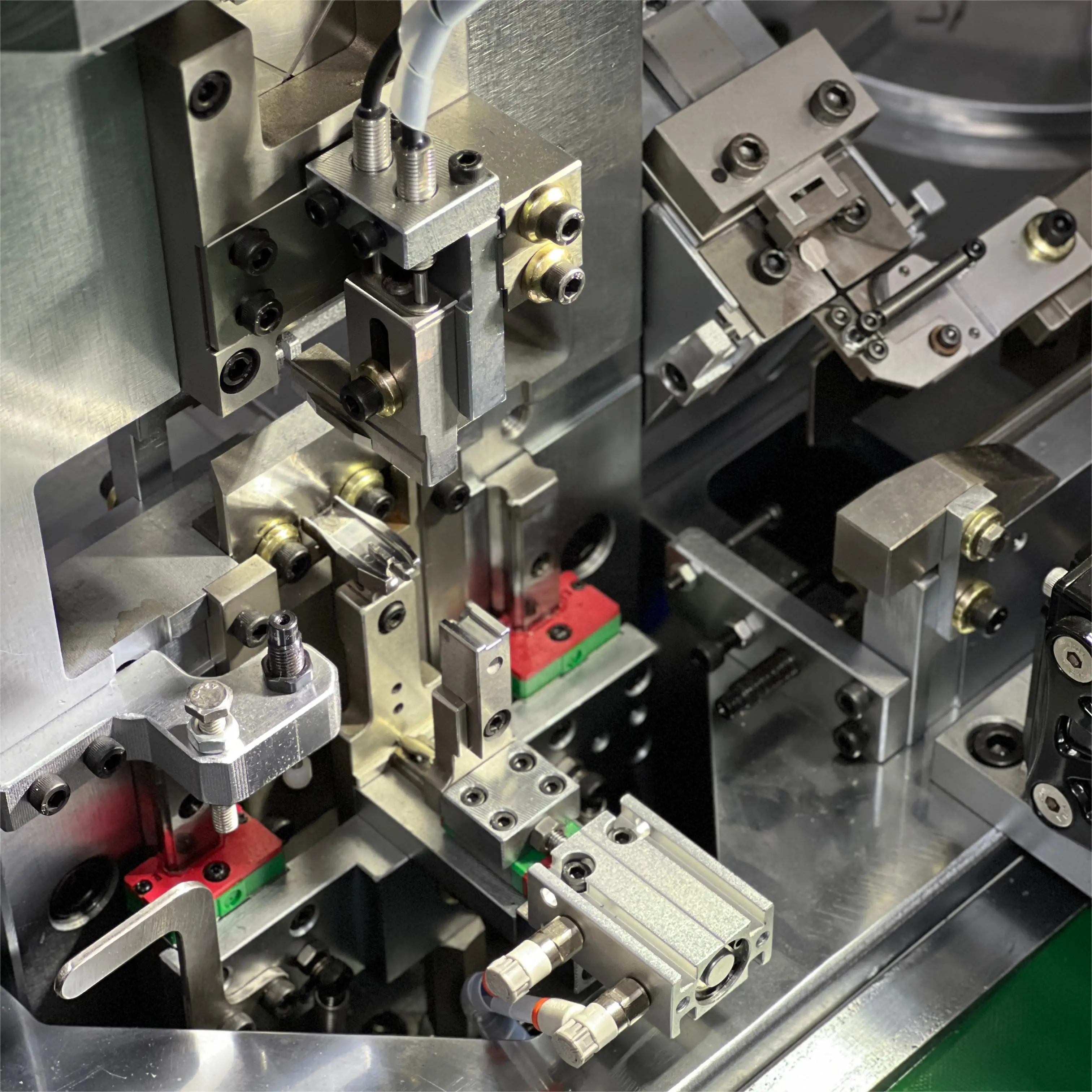 Double Slider Cutting All-in-One Machine Open-end zipper Double Slider Mounting Machine for Nylon Zipper QB-083