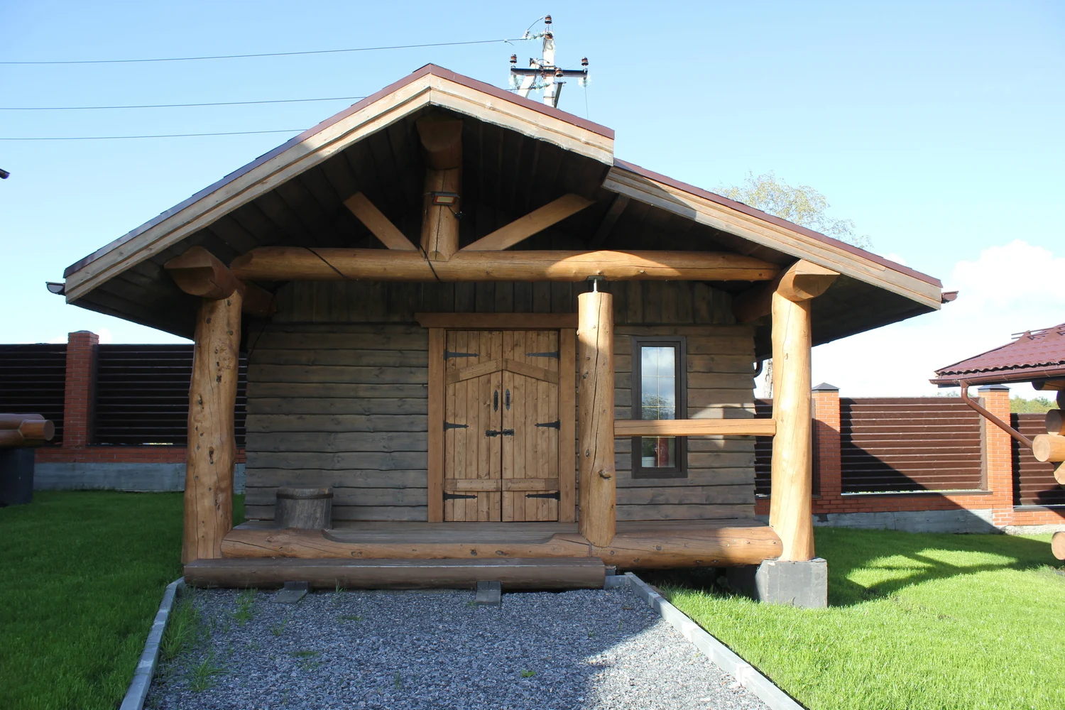 Customize Natural Wood Outdoor 25 m2 Storage Shed Natural Solid Wood Log WoodShed for Wood and Tools Storage