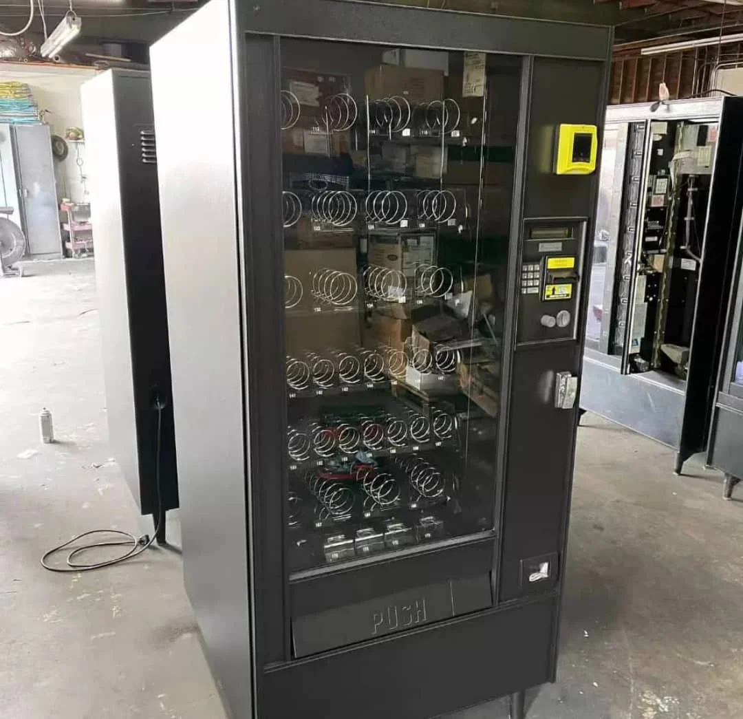 Cold Drink Vending Machine With Dual Zone Temp Control Available and XY Eggs Vending Machine With Elevator Milk Vending Machine