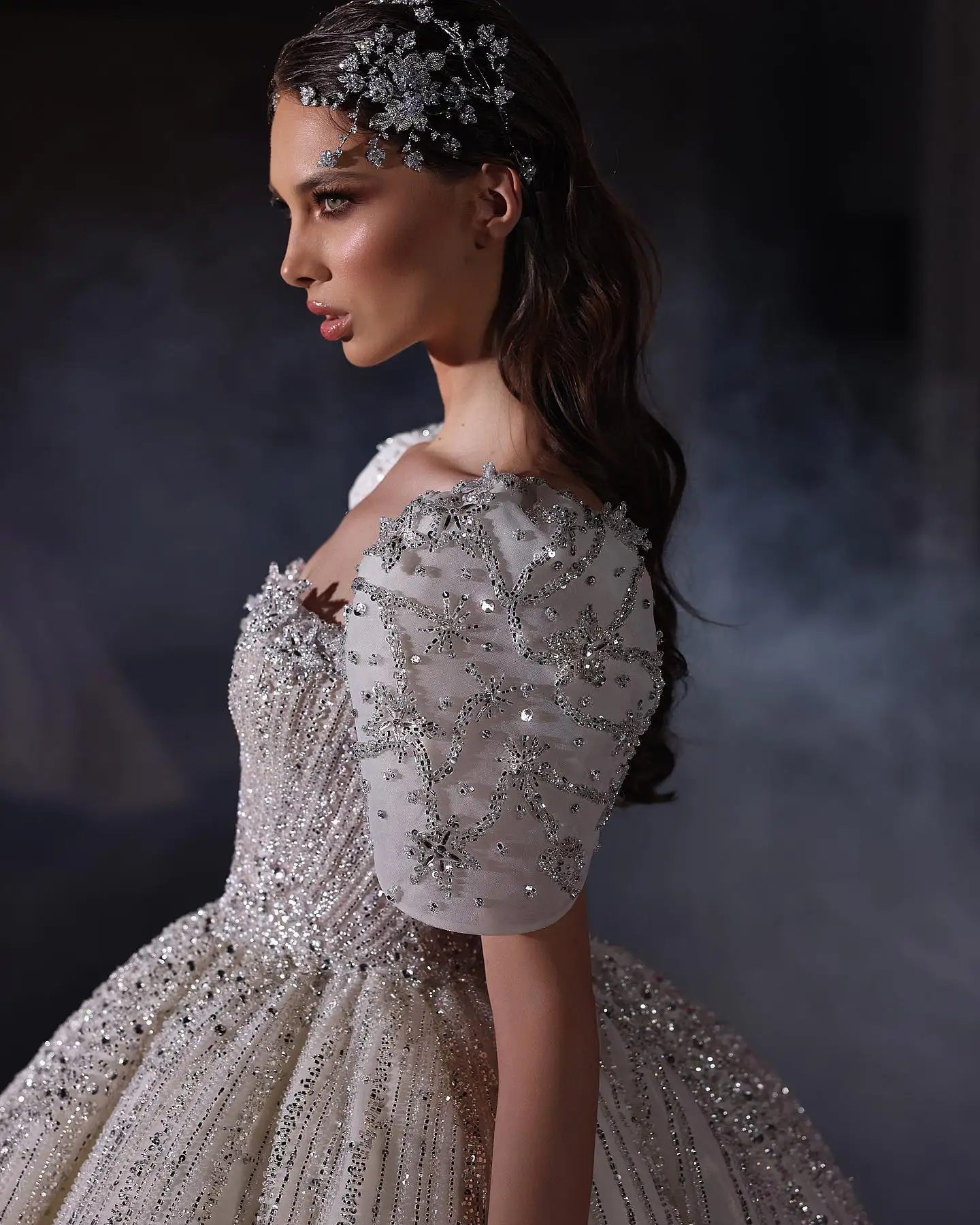 2024 Dubai luxury ball gown bridal gowns puffy short sleeves square neckline sparkle silver lace long train wedding dresses