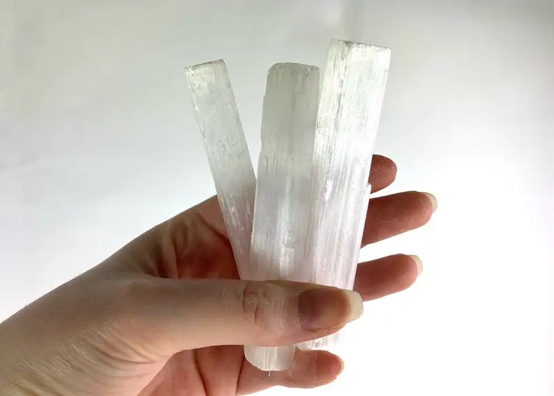 Натуральный селенит грубой лечебной палочки для терапии энергетической платформы личного использования