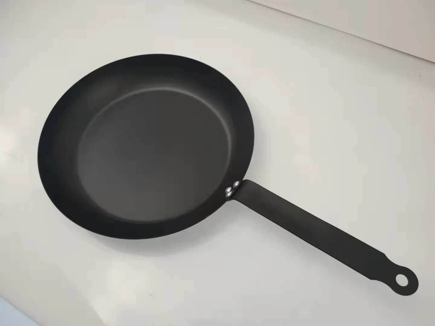 Для газовой и индукционной плиты 202428 см предварительно приправленные антипригарные сковороды из углеродистой стали