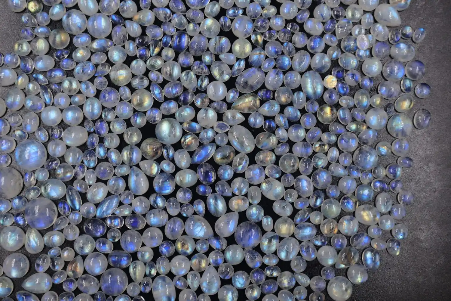 2024 Hot Sale Handmade High Heart-Shaped Natural Stones Genuine Smooth Blue White Rainbow Moonstone Cabochon Crystal Opal