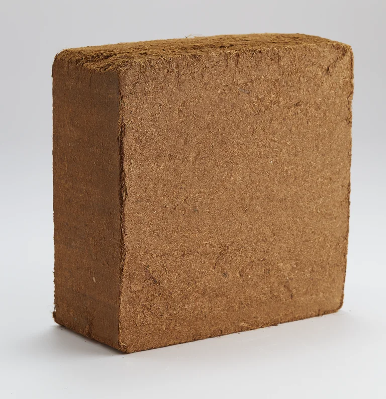Sustainable Agricultural product 5kg Cocopeat block made from natural coir-pith 2024 exporters of original coconut substrates