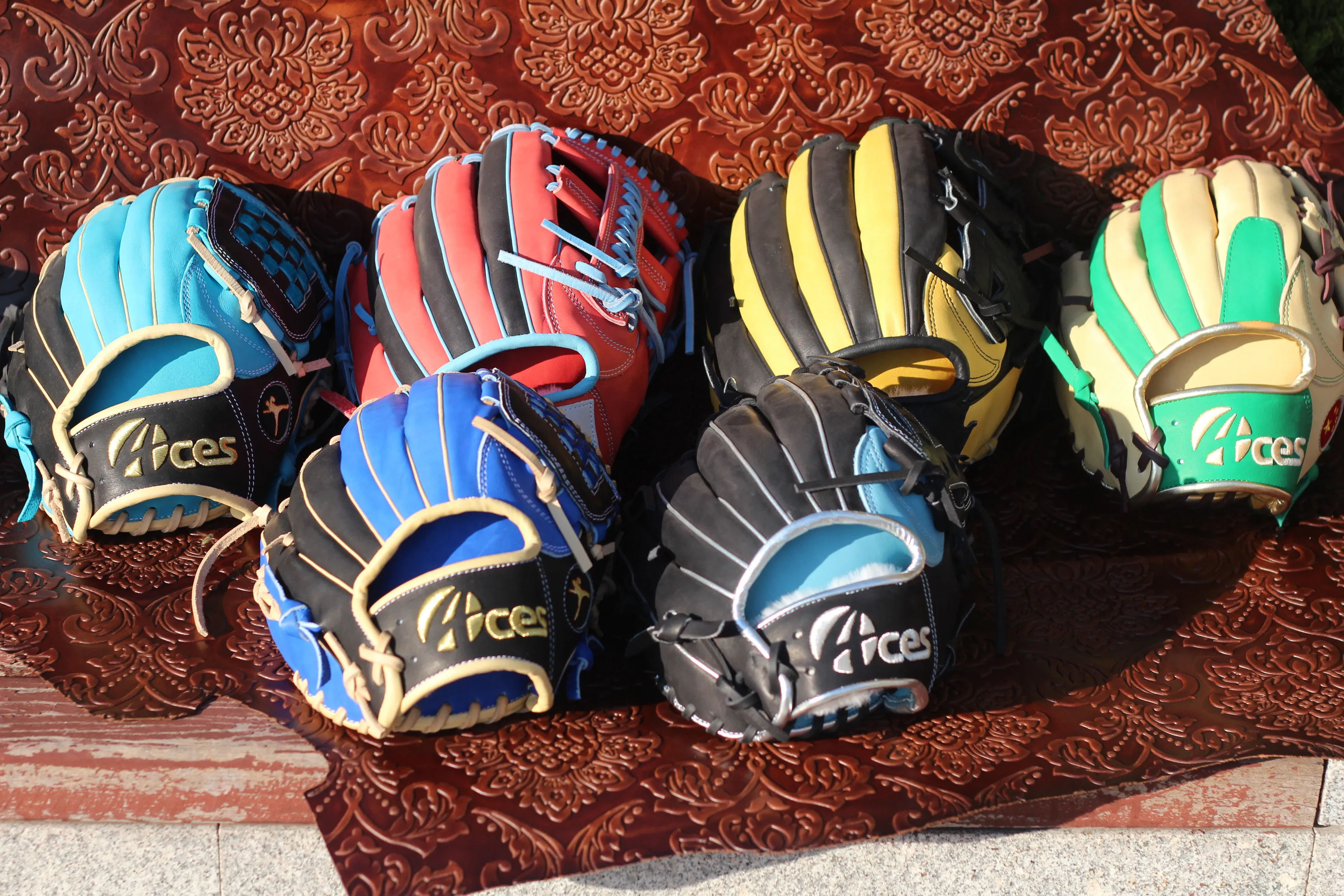 Японские бейсбольные перчатки A2000 на заказ