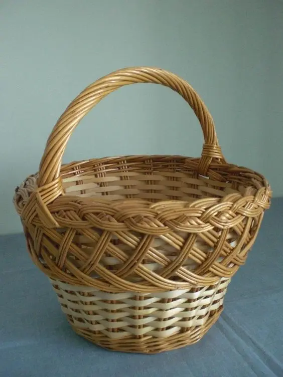 Decorative Round Hand Woven Flower Storage Hamper Baskets Plastic Rattan Basket For Picnic Wedding Gift Hamper Wicker Basket