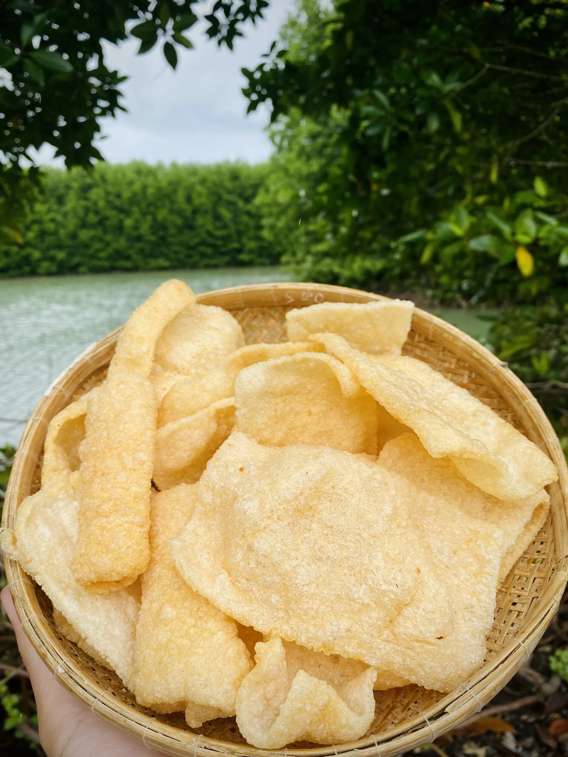 Vietnam Wholesale High Quality Seafood Snacks  Crispy Salty Taste 500gr Box Seafood Snacks 9 months Shelf Life OEM Prawn Cracker