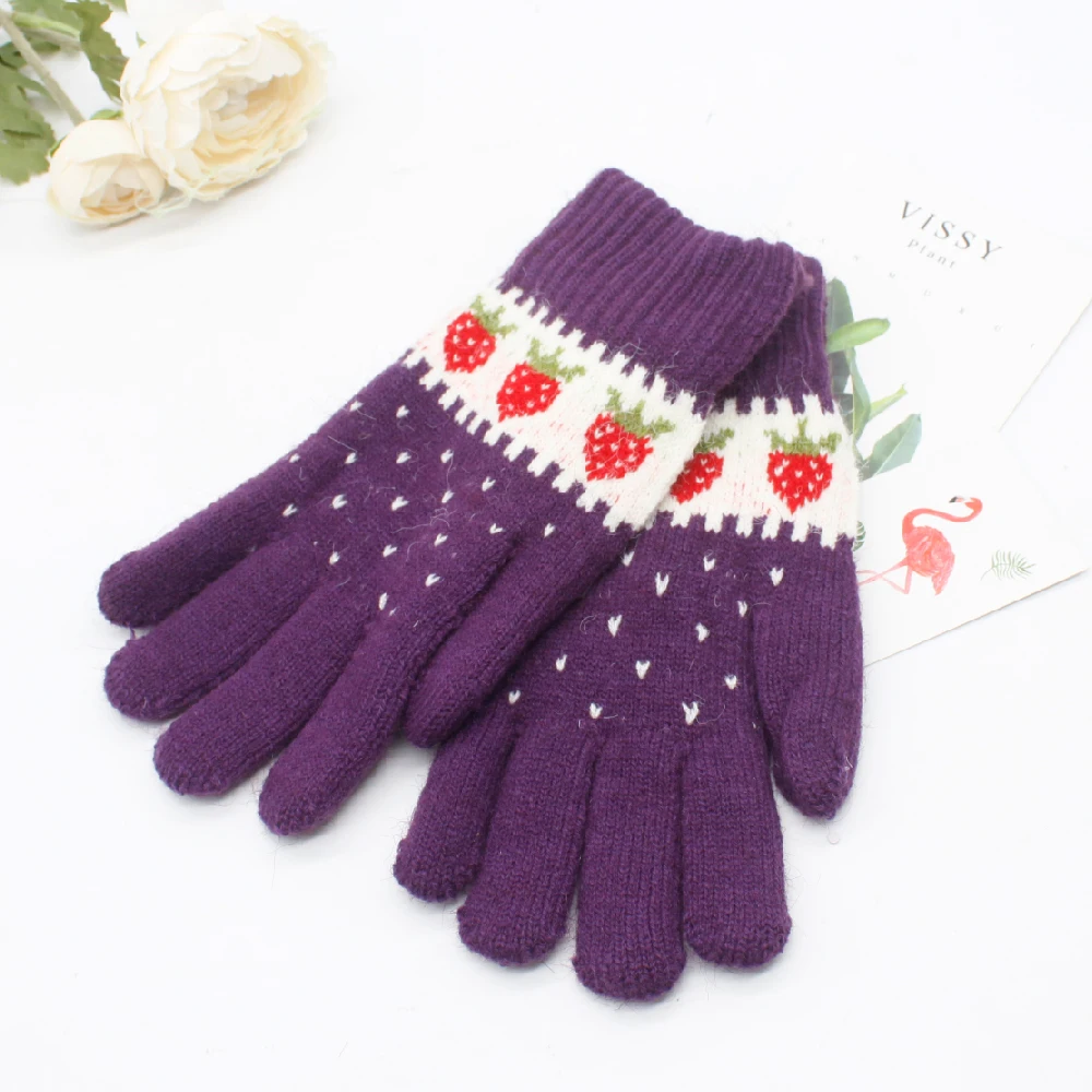 women knitted gloves