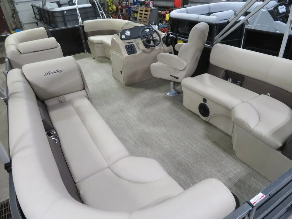Most Popular Factory Tritoon Pontoon Boat Party Luxury Aluminum Pontoon Boat  Family Leisure Water Play Entertainment
