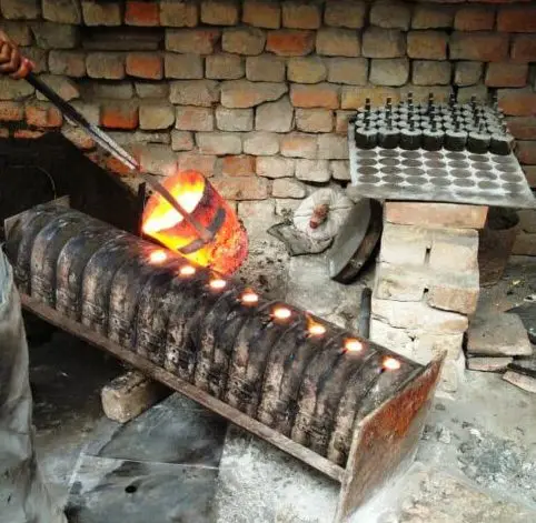 Wholesale Pyramid shaped Casting Iron nails, Hand forged Nails Iron Door Screws Nails And Studs Wooden Furniture Hardware Cloves