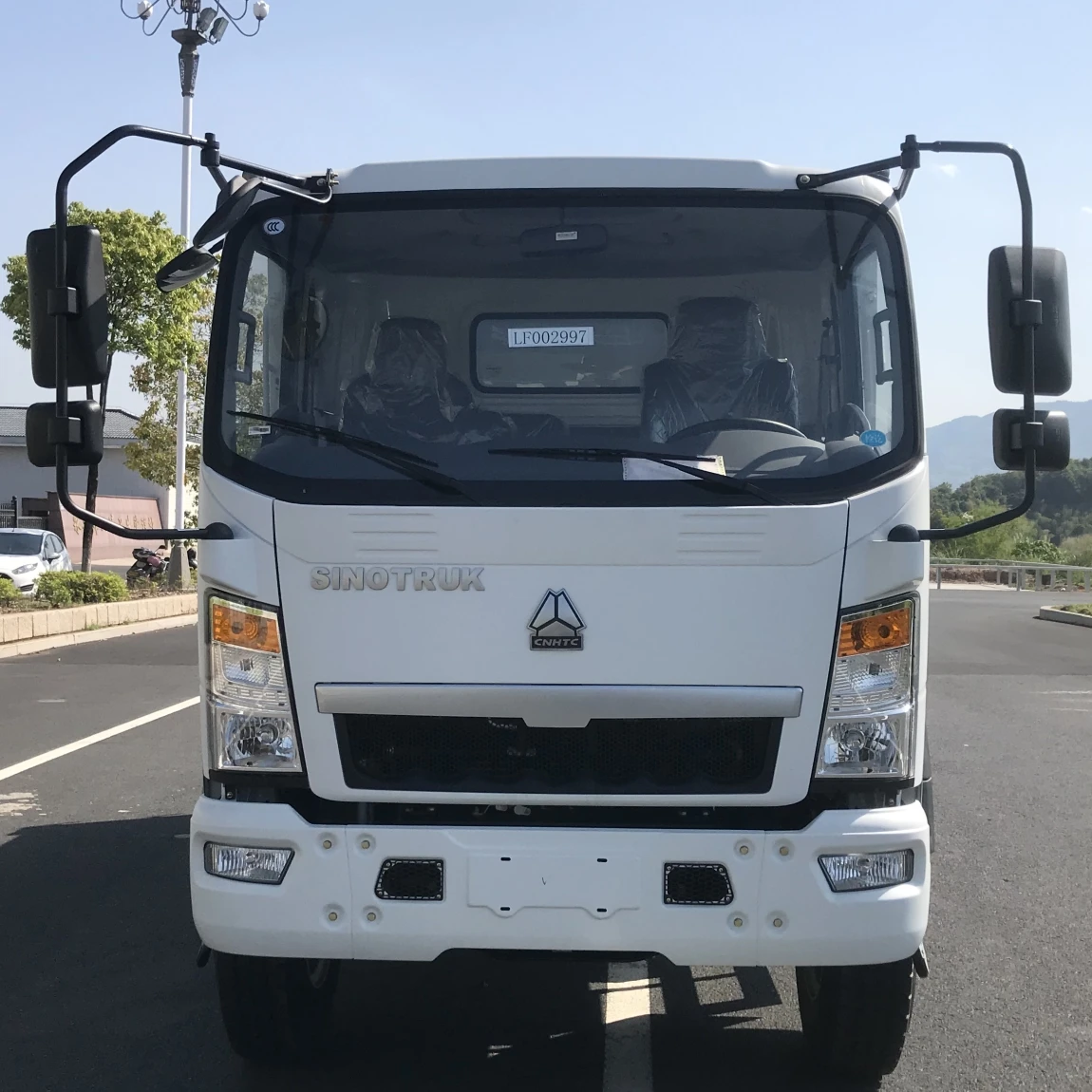 Sinotruk  HOWO Right Hand Driving 4X2 2 Axles  7-10Ton Euro 2 371 hp   6 Tyres  Light Dump  Truck  for sale