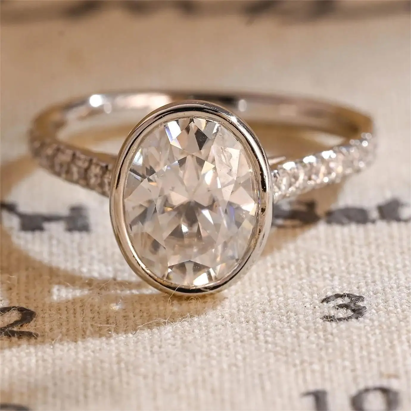 Factory Price VVS Moissanite Diamond 925 Sterling Silver Bezel Oval Moissanite Engagement Ring Cathedral Setting Crushed Ice