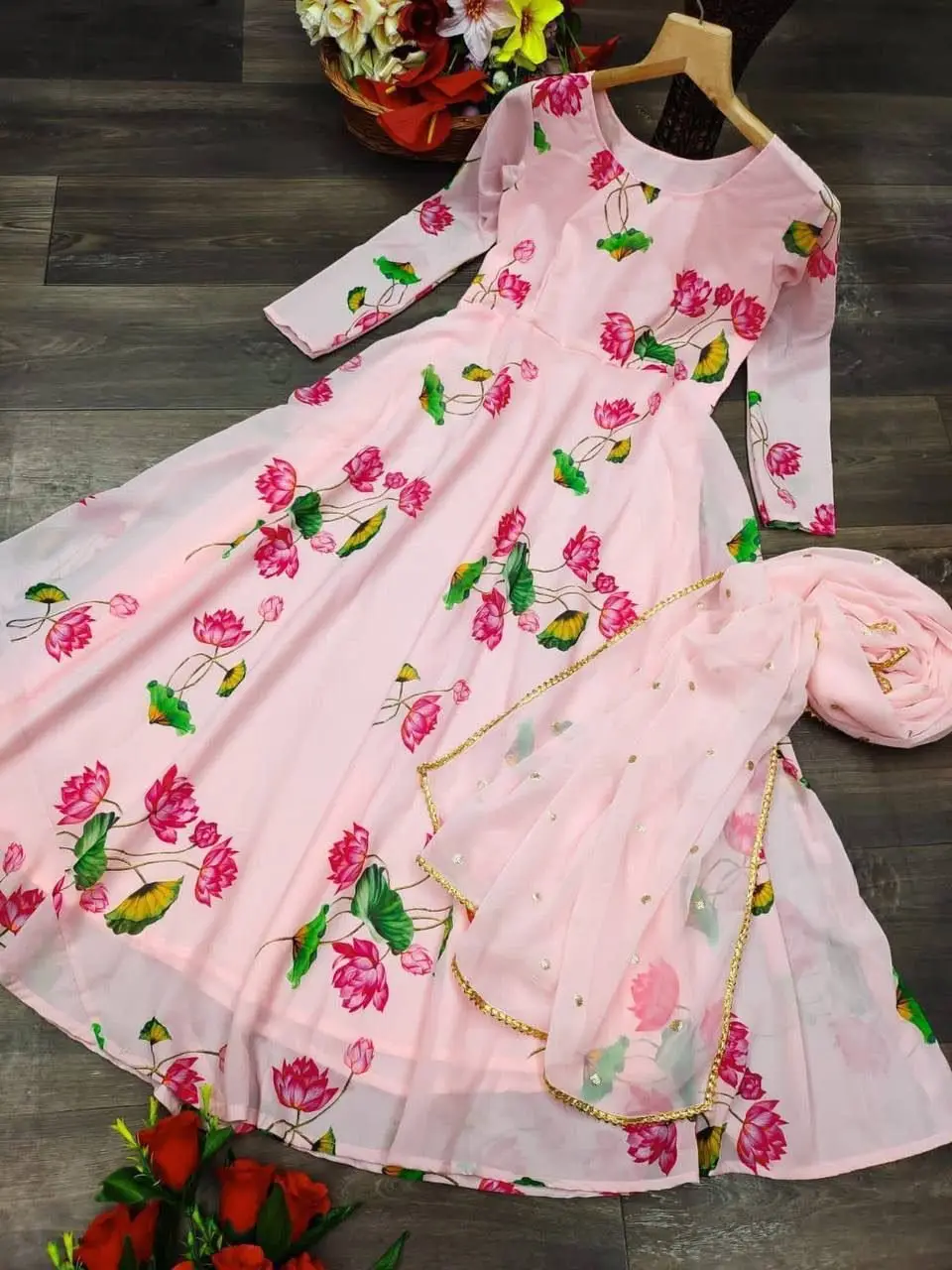 Платье макси с принтом лотоса из жоржета и вышивкой Dupatta