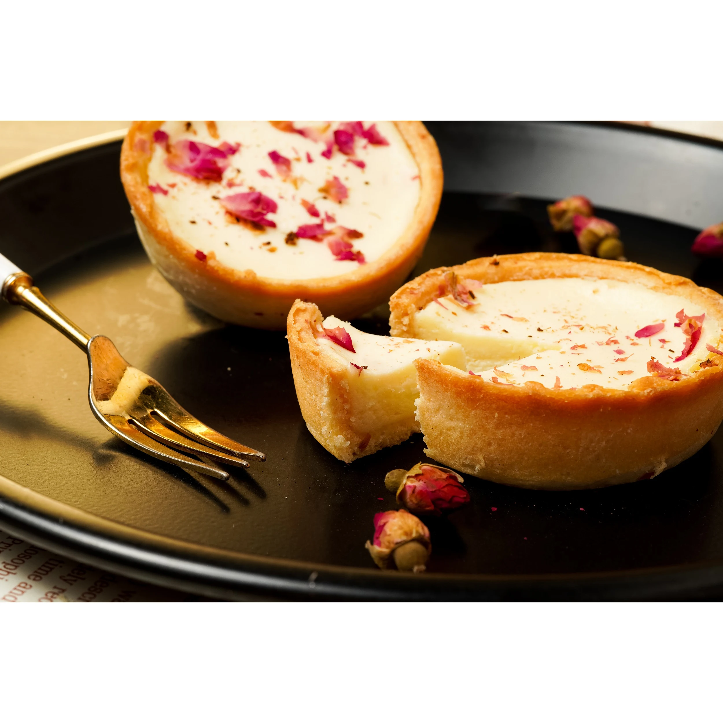 Вкусный десерт, сладкий розовый и лимонный сыр, тарелка, кремовая текстура, круглая форма, оптовая продажа от вьетнамского бренда