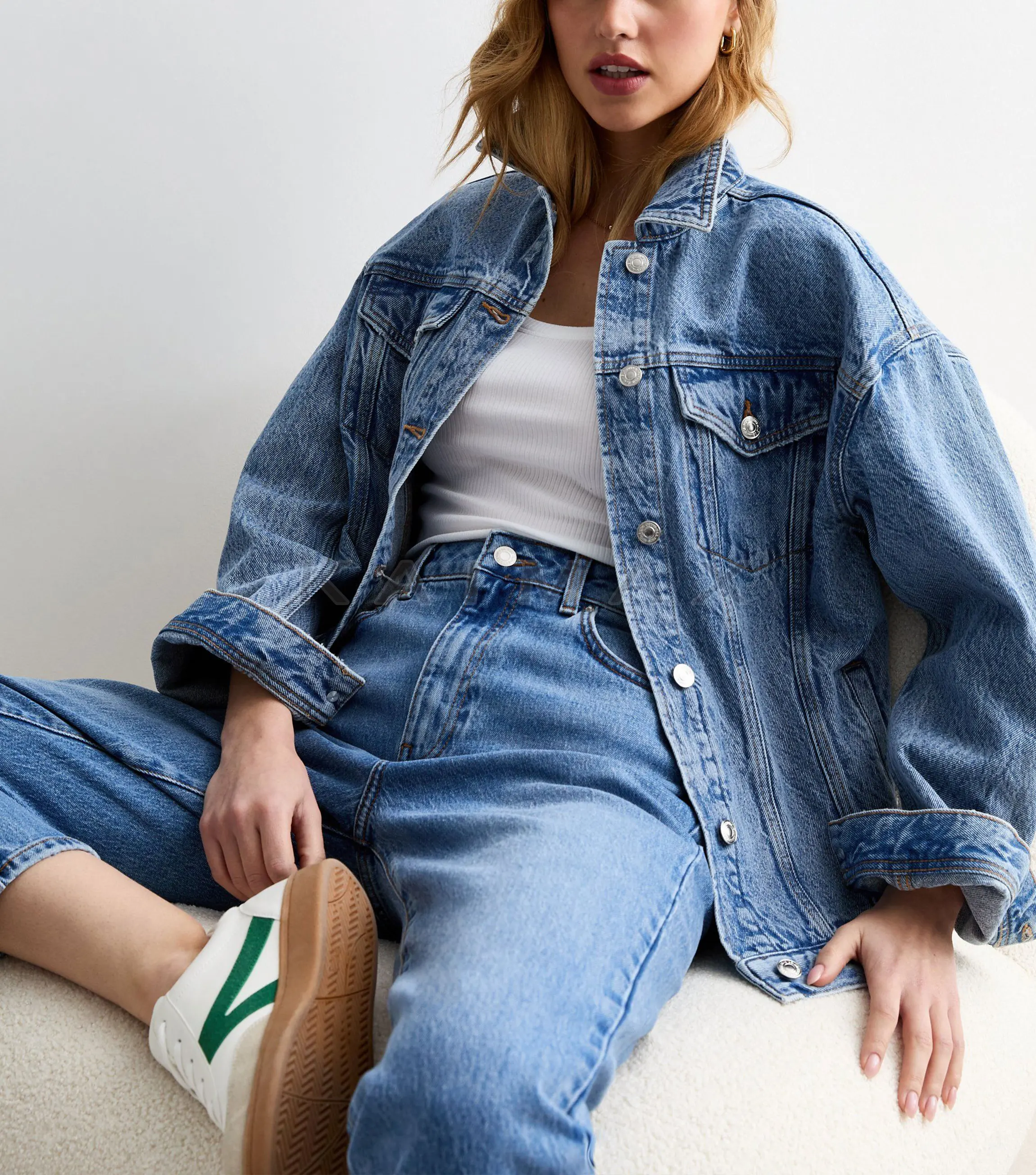 Wholesale Customized Blue Washed Oversized Women Denim Jacket Cotton Outerwear with Raw Processing for Winter