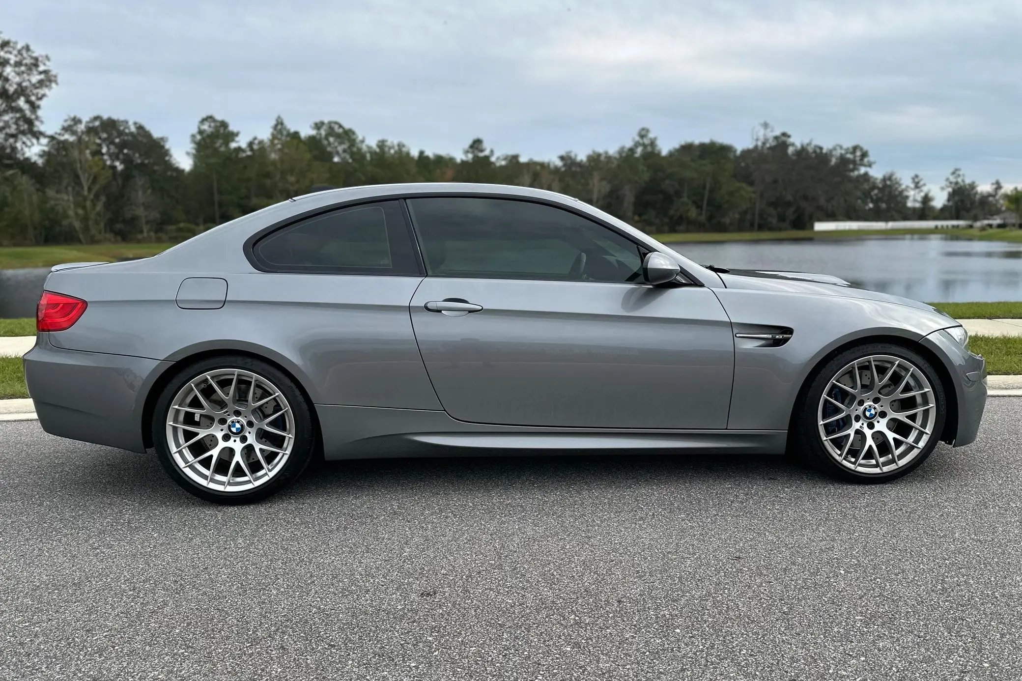2013 BMW M3 комплект для соревнований горячее использование купе с гидравлическим рулем кожаное сиденье задняя камера ручная коробка передач электрическое топливо