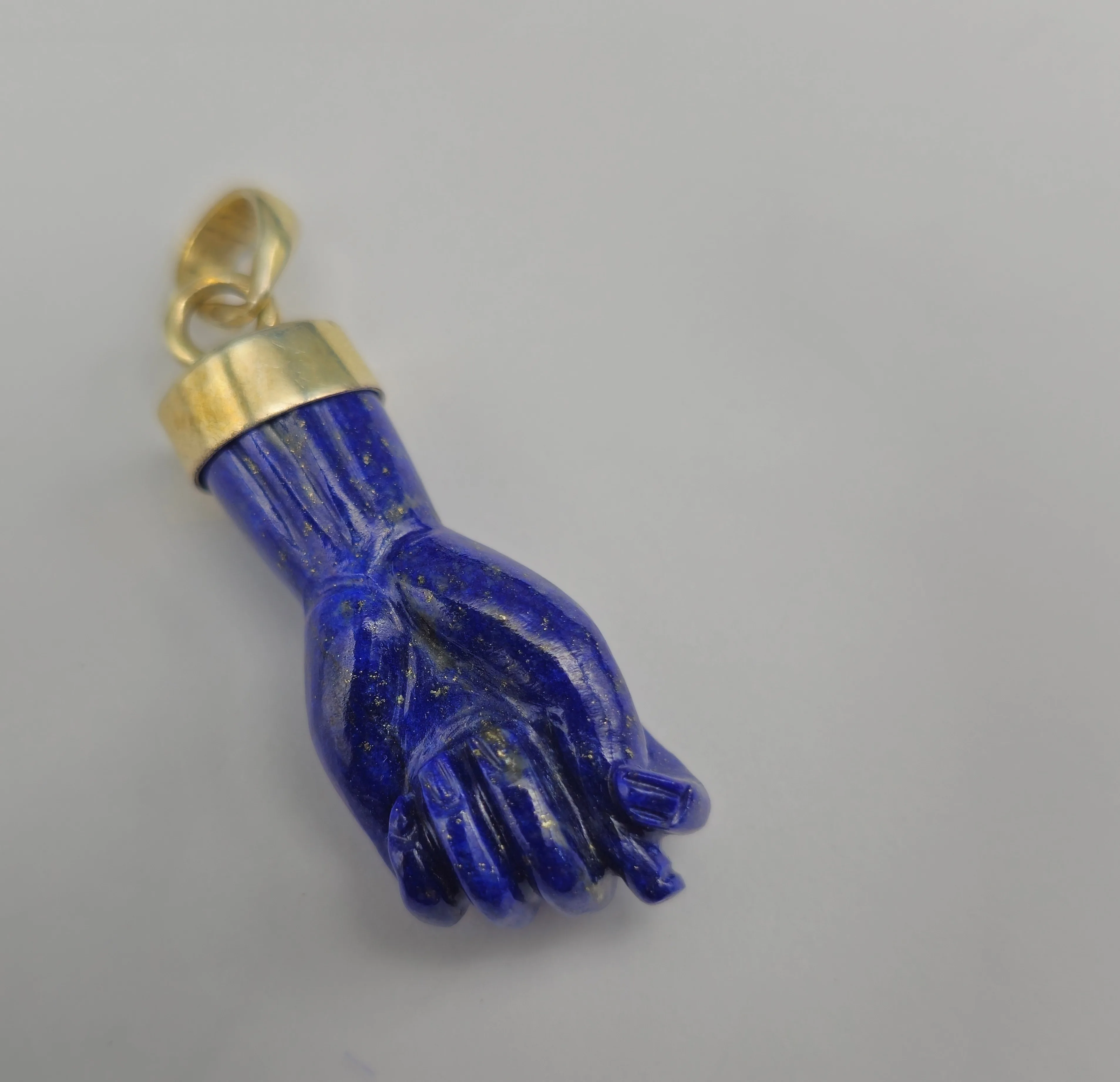 Подвеска из драгоценных камней в форме руки