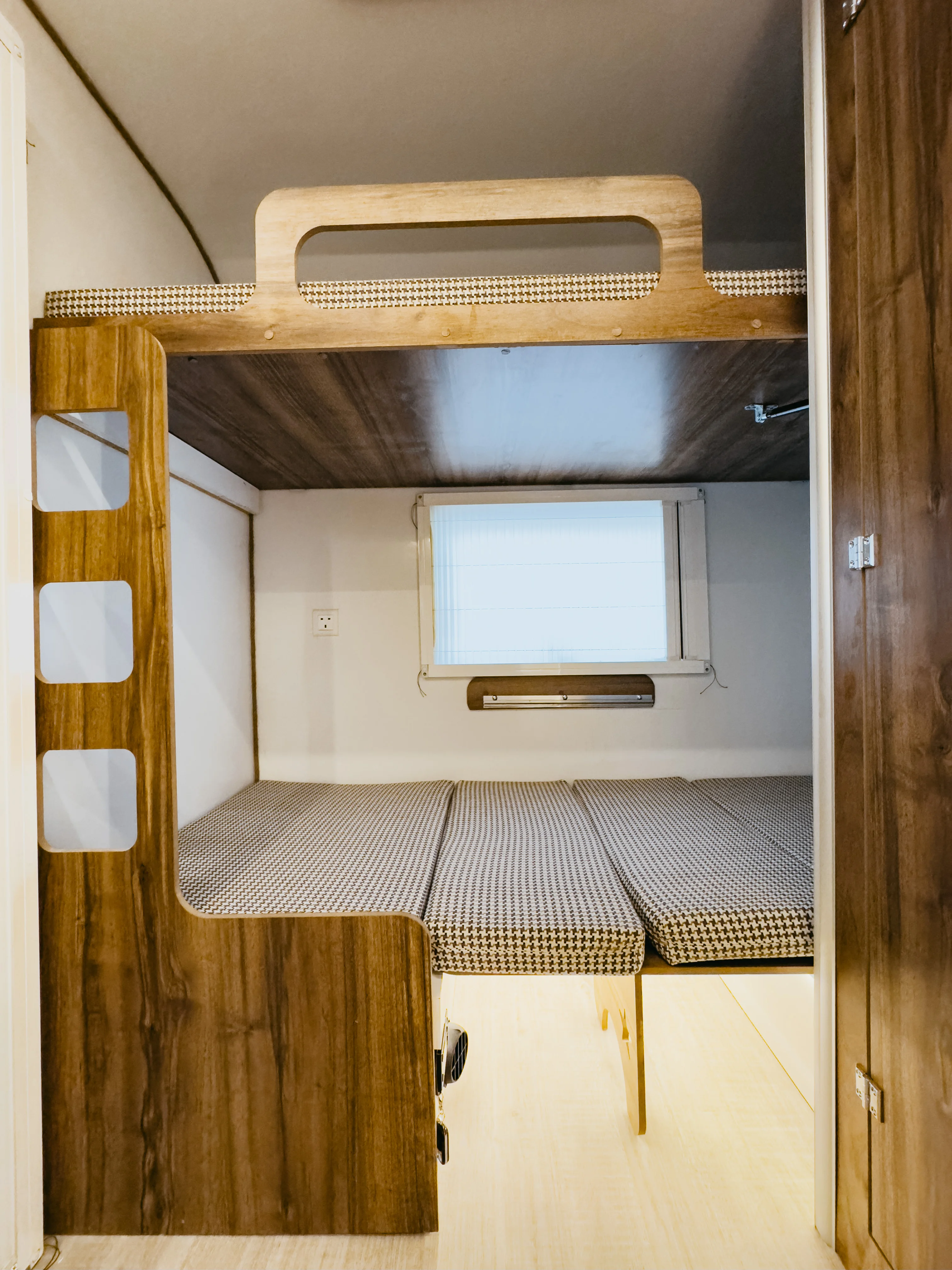 Indulge Luxury Premium 13ft Berth Huntment Caravan Premium Aluminium XPS Latest Style Truck RV Motorhome Camper Caravan Travel