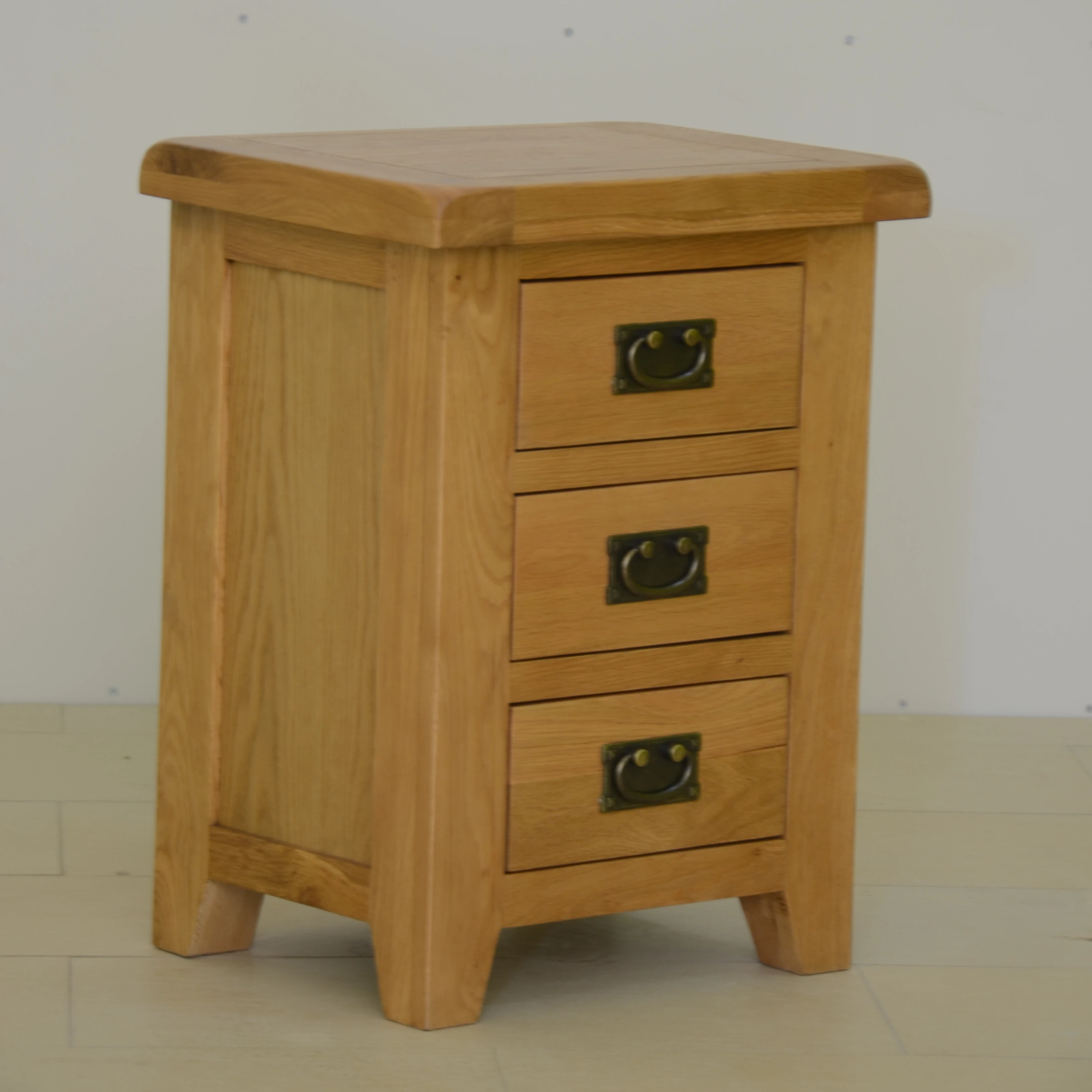 Прикроватный столик с 3 ящиками