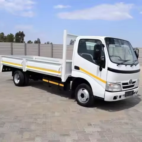 Довольно использованный грузовик Toyotas Dyna 4WD 3,5 тонна более 3 мест, грузовик в Японии, без происшествий и гарантия гарантии.