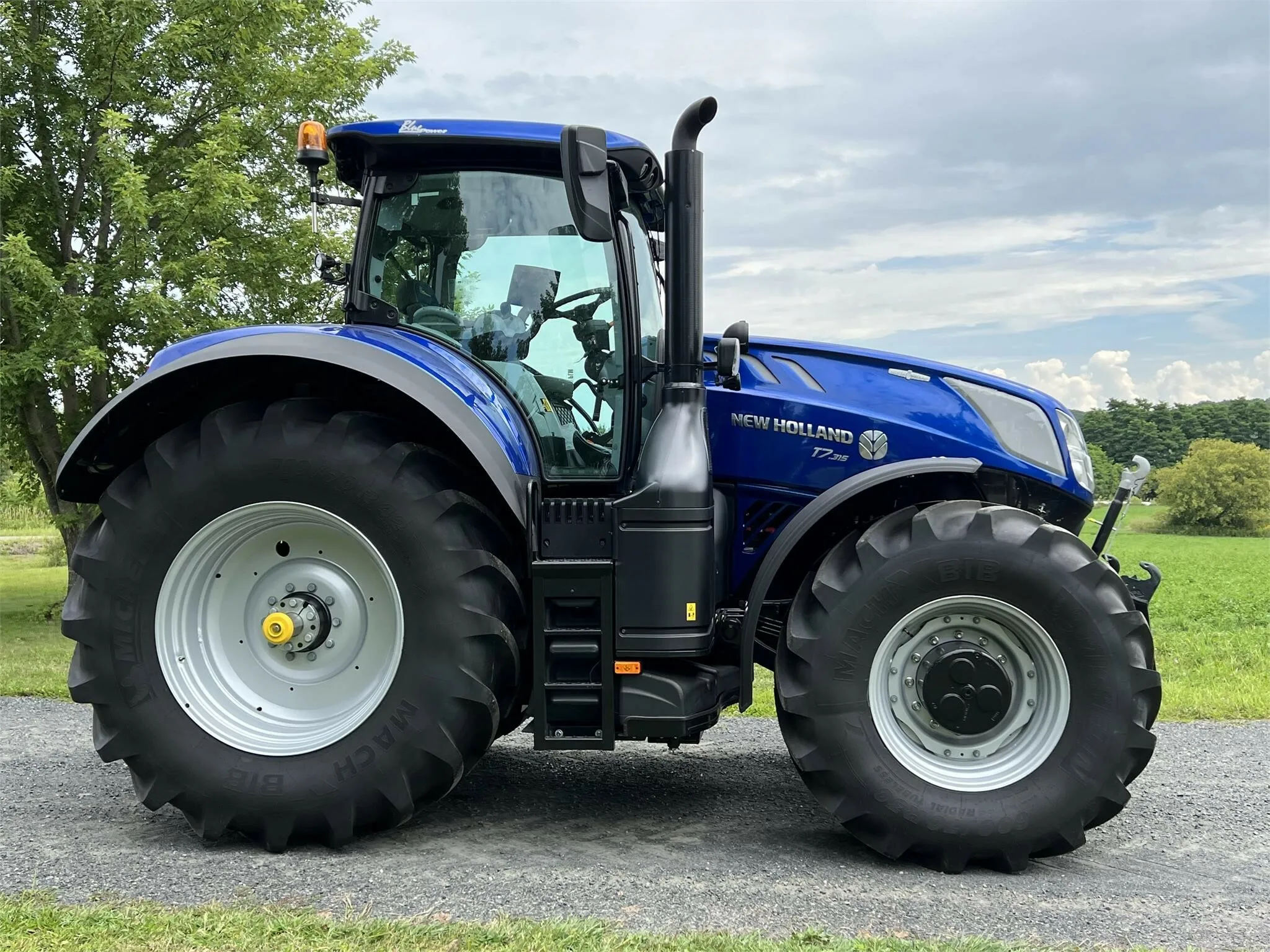 Agricultural & Farm Tractors For Sale Agriculture Machinery Equipment Manufacturer 4WD Tractor With Front End Loader And Bucket