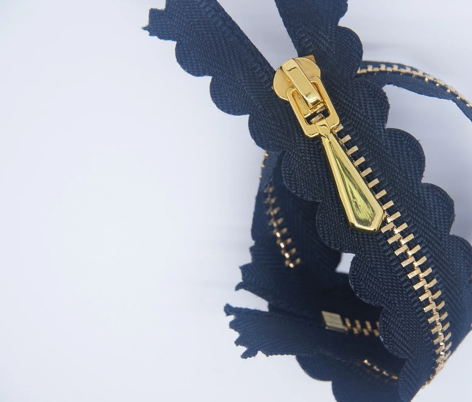 OEKO-TEX Metal zipper, glod teeth double slider lace tape