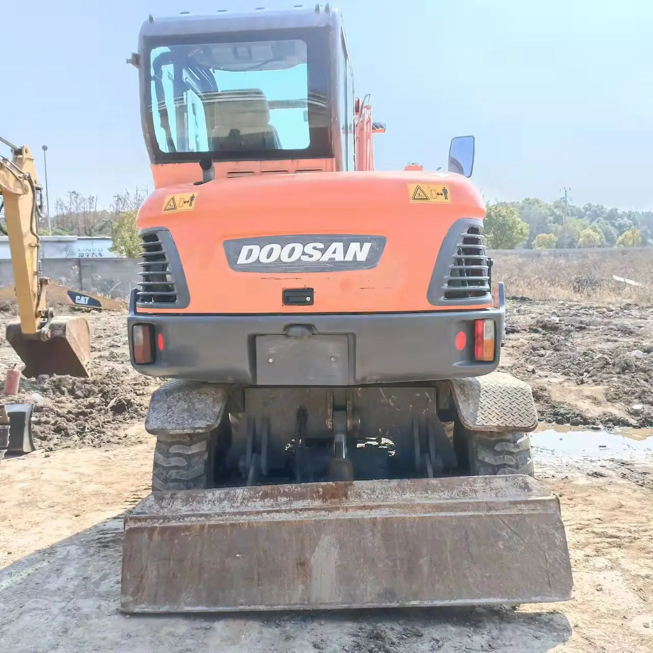 6 Ton used small wheel excavator Doosan DX60W tyre excavator with high efficiency and best operating experience in China