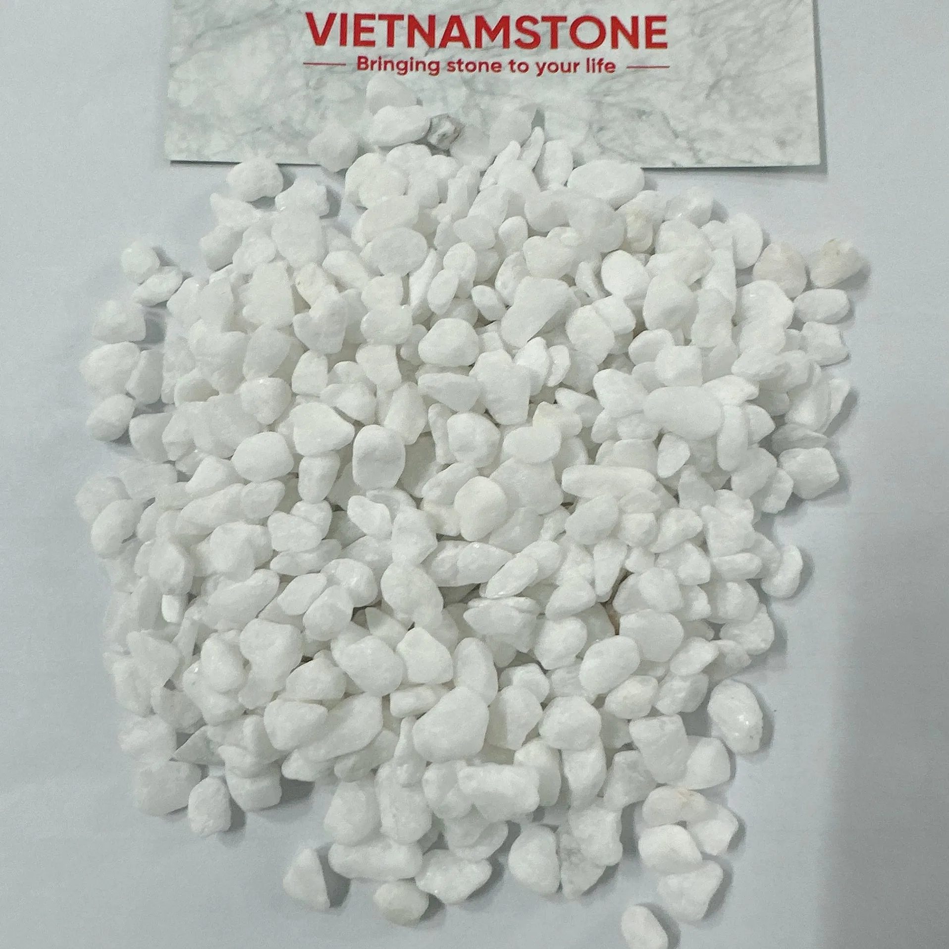 Top Quality hot sell garden best natural white pebble stone for sell fish aquarium white marble gravel pebbles
