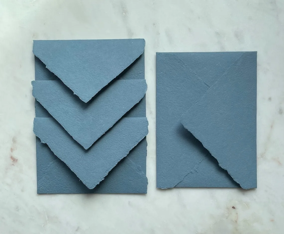 Пыльно-синяя бумага ручной работы A7 Deckle Edge Abaca & Хлопок